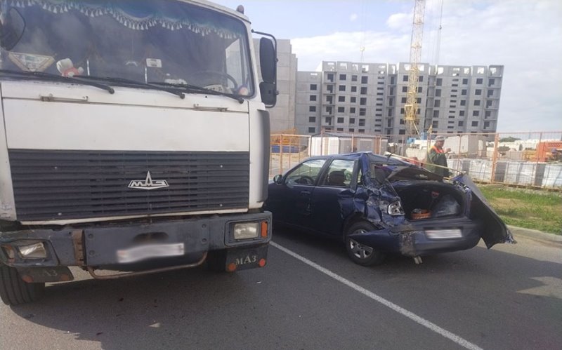 МАЗ въехал в припаркованный автомобиль в Барановичах