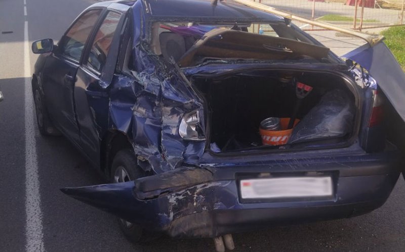 МАЗ въехал в припаркованный автомобиль в Барановичах