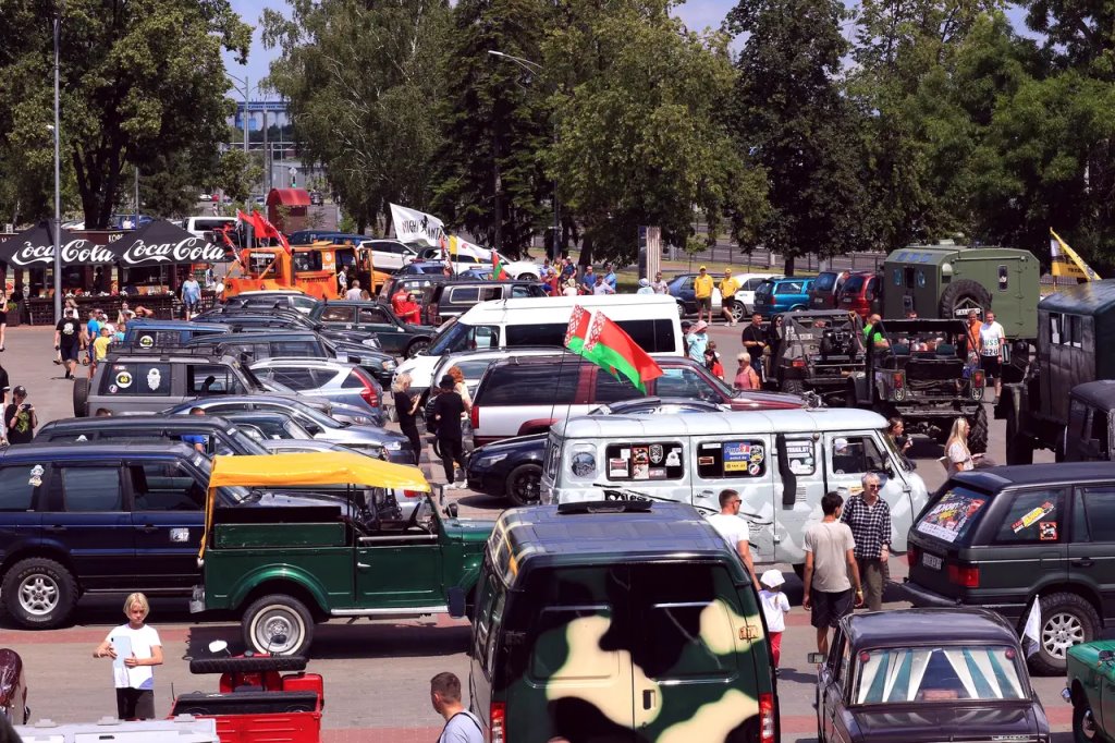 Парадом внедорожников и ретромобилей от Брестской крепости стартовал «БрестДжипФест 2023»