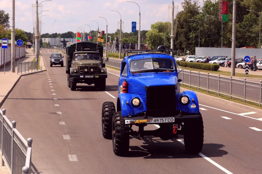 Парадом внедорожников и ретромобилей от Брестской крепости стартовал «БрестДжипФест 2023»