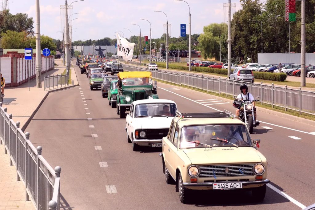 Парадом внедорожников и ретромобилей от Брестской крепости стартовал «БрестДжипФест 2023»