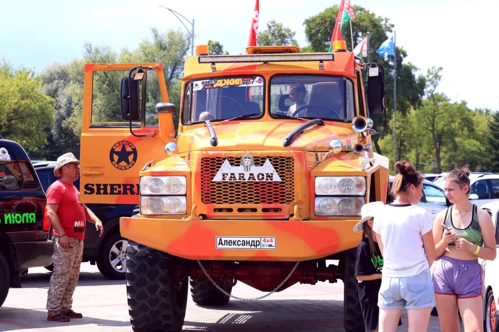 Парадом внедорожников и ретромобилей от Брестской крепости стартовал «БрестДжипФест 2023»