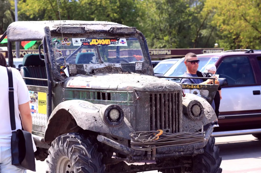 Парадом внедорожников и ретромобилей от Брестской крепости стартовал «БрестДжипФест 2023»