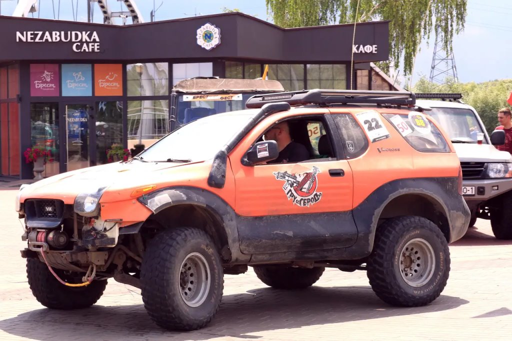 Парадом внедорожников и ретромобилей от Брестской крепости стартовал «БрестДжипФест 2023»