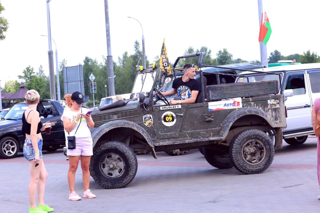 Парадом внедорожников и ретромобилей от Брестской крепости стартовал «БрестДжипФест 2023»