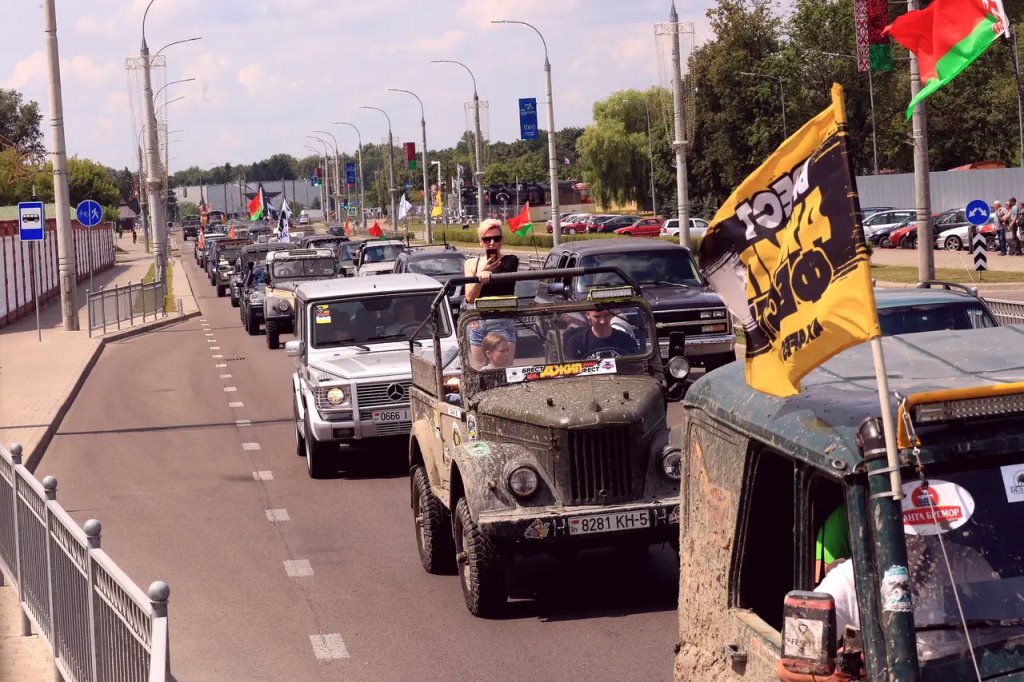 Парадом внедорожников и ретромобилей от Брестской крепости стартовал «БрестДжипФест 2023»