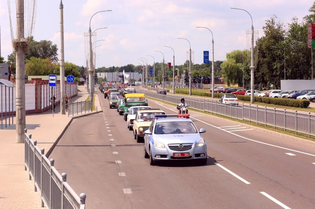 Парадом внедорожников и ретромобилей от Брестской крепости стартовал «БрестДжипФест 2023»