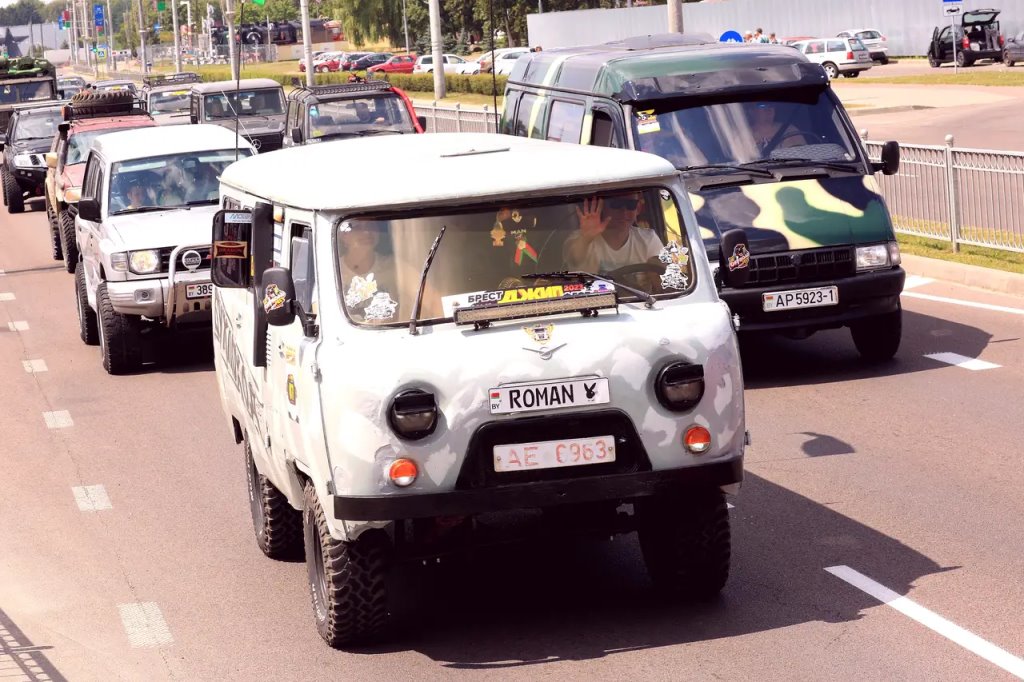 Парадом внедорожников и ретромобилей от Брестской крепости стартовал «БрестДжипФест 2023»