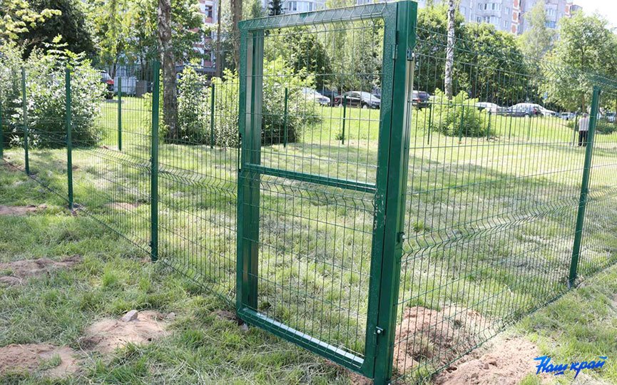 В Барановичах началась установка площадок для выгула собак