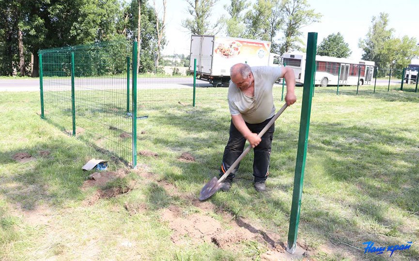 В Барановичах началась установка площадок для выгула собак