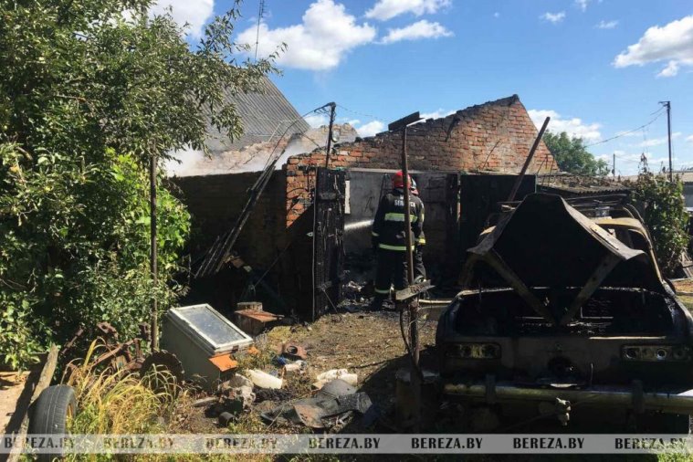 В Березовском районе горела хозпостройка с автомобилем