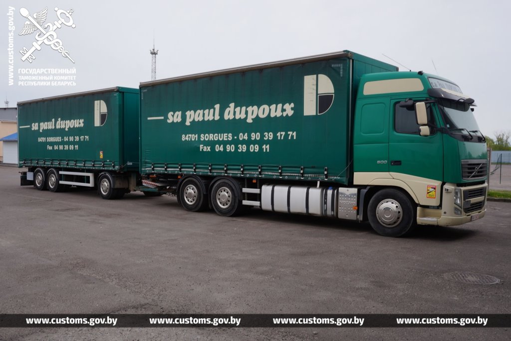 Цену занизили в четыре раза. Комбайн и автопоезд из Литвы задержали в «Козловичах»