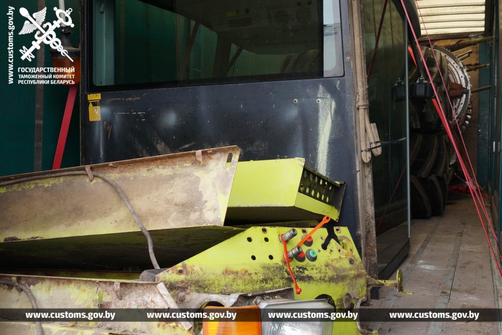 Цену занизили в четыре раза. Комбайн и автопоезд из Литвы задержали в «Козловичах»