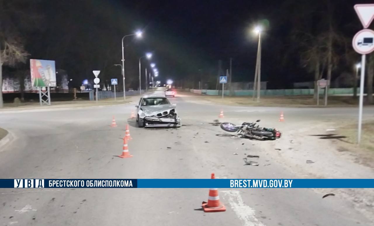 В Брестской области 16-летний юноша катал на мотоцикле 15-летнюю подругу. В них врезался BMW