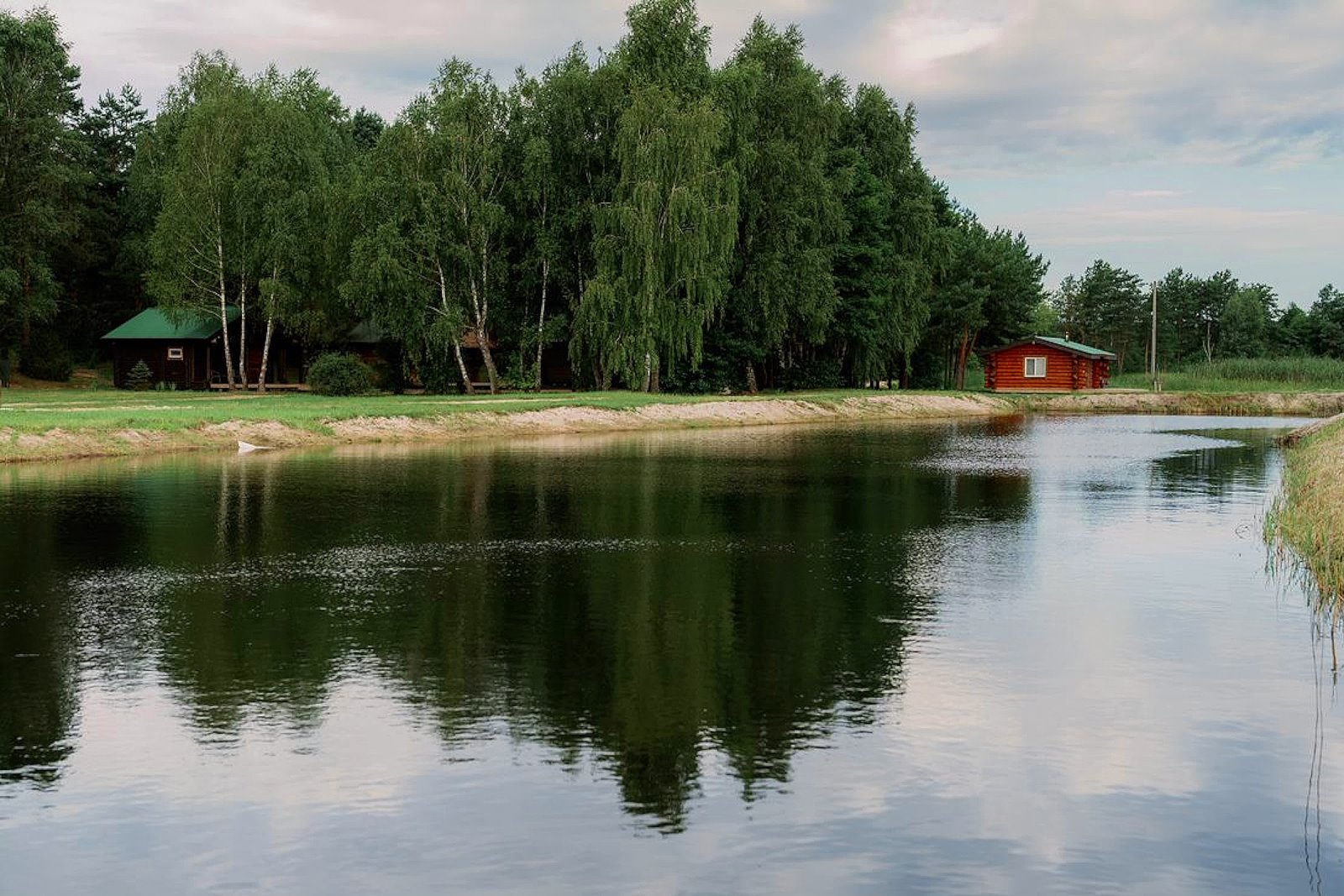Баня, домики у воды и рыбалка: как круто отдохнуть в ДЗИК недалеко от Бреста