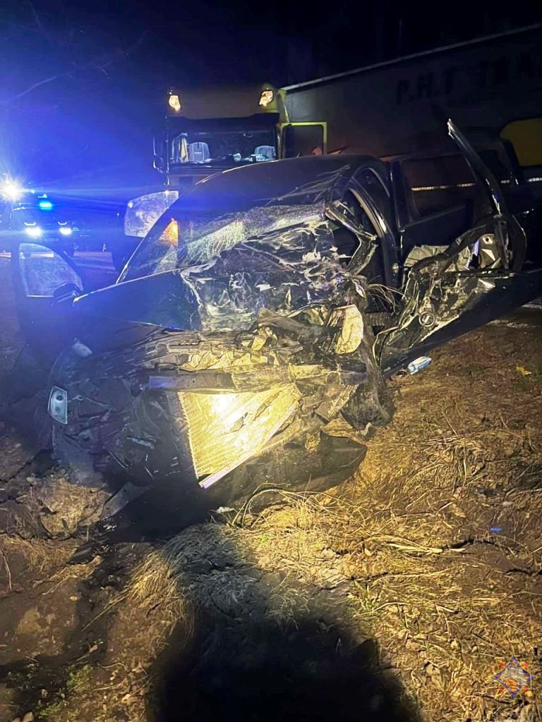 Очередное ДТП под Пружанами: спасатели МЧС деблокировали водителя из покорёженного авто