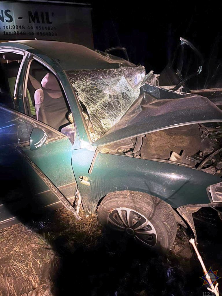 Очередное ДТП под Пружанами: спасатели МЧС деблокировали водителя из покорёженного авто