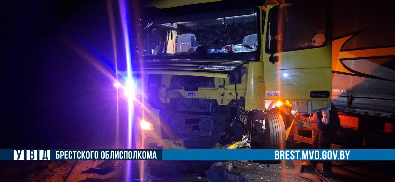 Водитель автомобиля Volkswagen, который попал в ДТП ночью в Пружанском районе, скончался