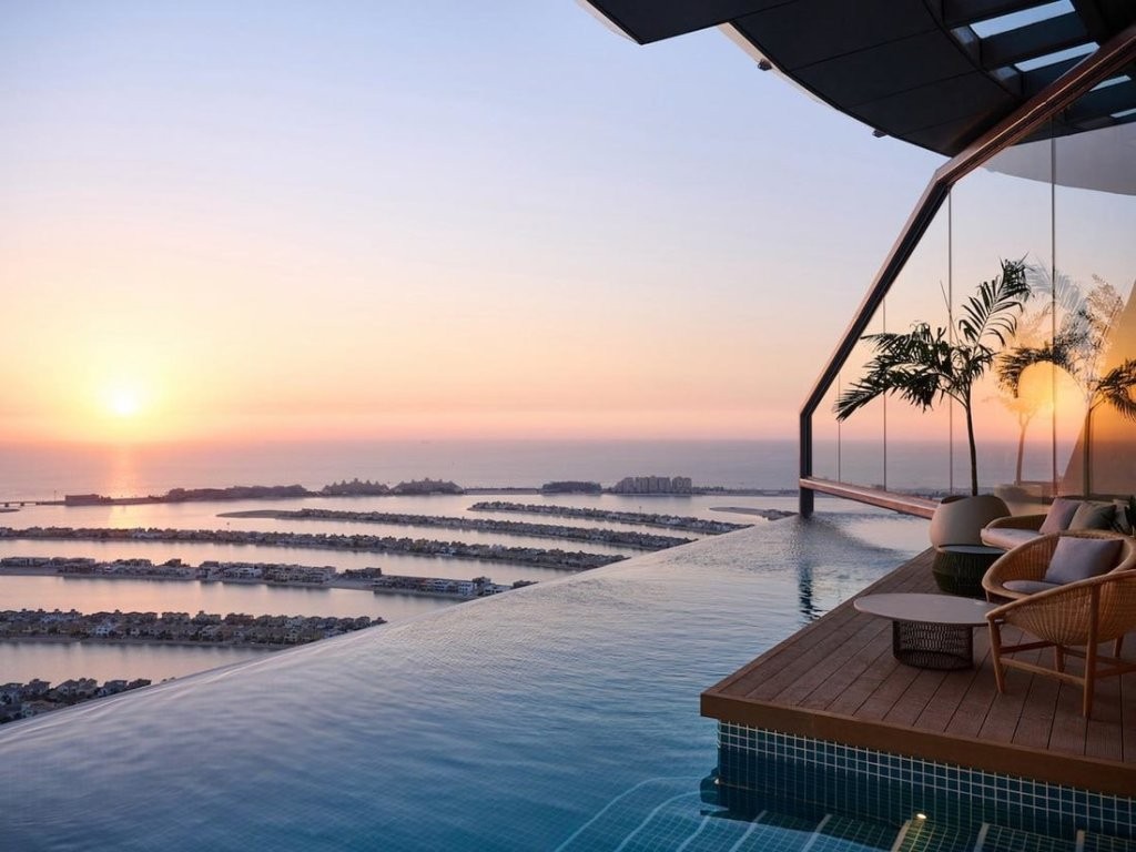 В Дубае открылся высочайший в мире «бесконечный бассейн». Посмотрите, как он выглядит