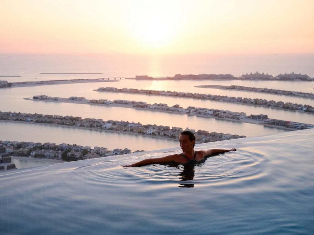 В Дубае открылся высочайший в мире «бесконечный бассейн». Посмотрите, как он выглядит