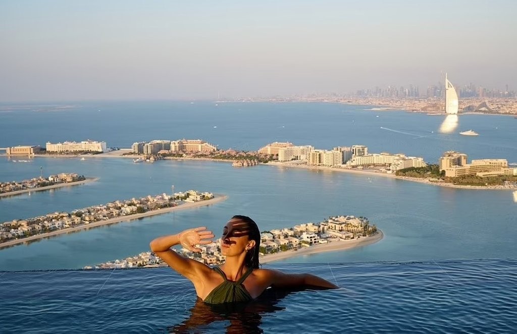 В Дубае открылся высочайший в мире «бесконечный бассейн». Посмотрите, как он выглядит