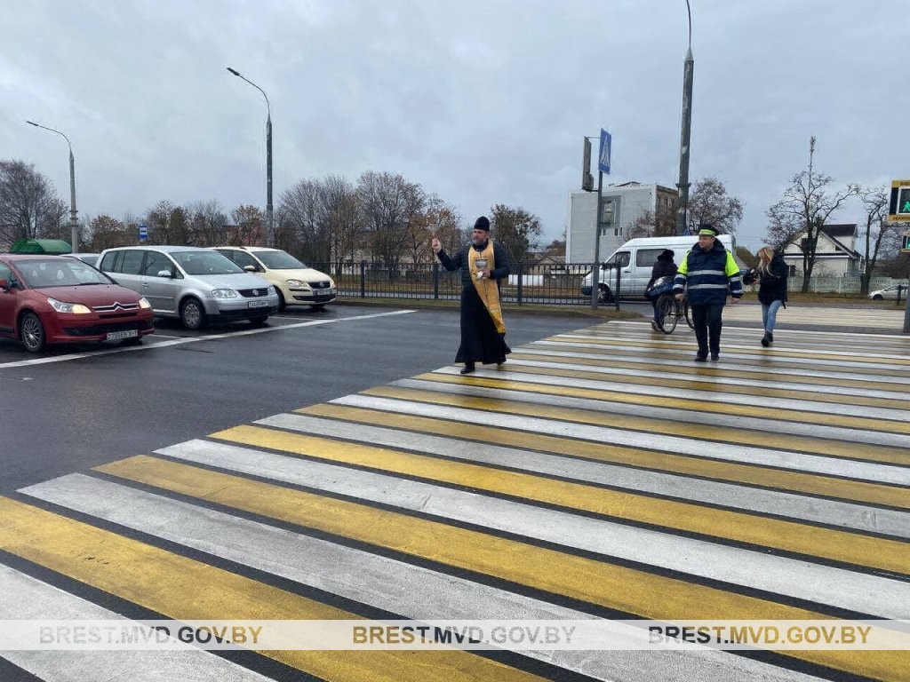 В Бресте освятили опасные участки дорог