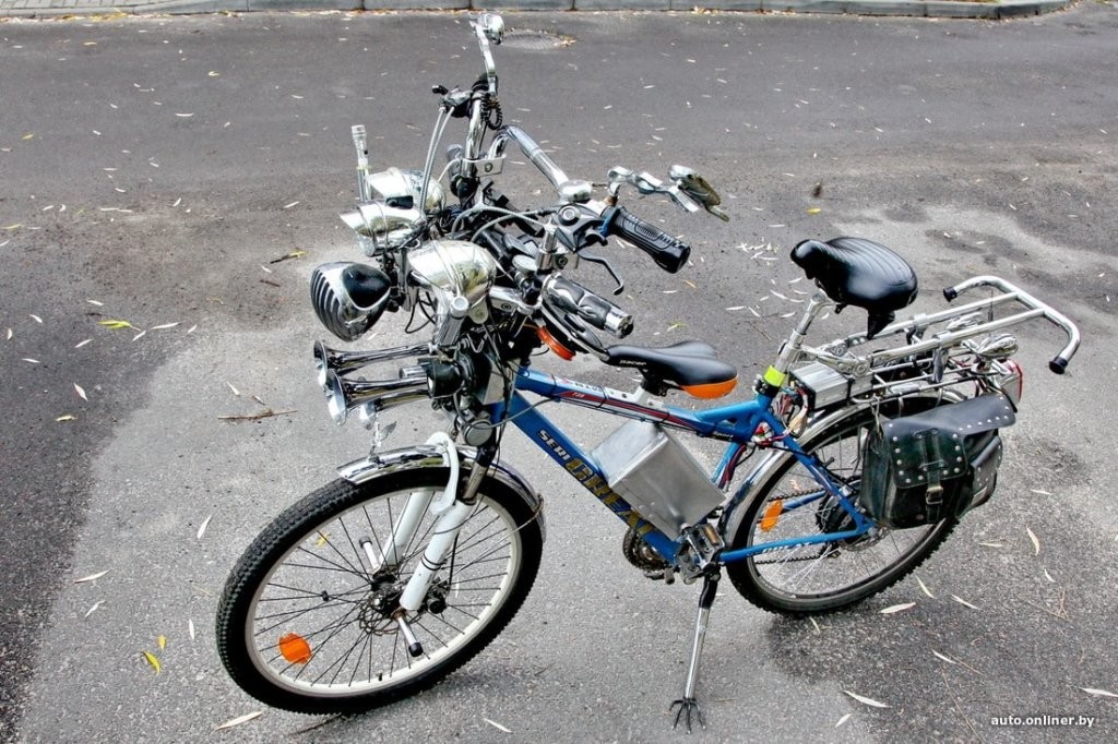 «Гудок, как у паровоза, и восемь фар». Житель Бреста смастерил необычный электровелосипед