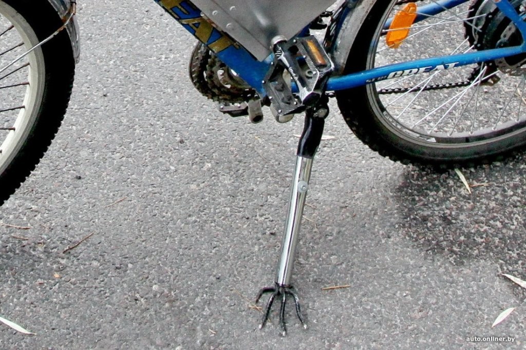 «Гудок, как у паровоза, и восемь фар». Житель Бреста смастерил необычный электровелосипед