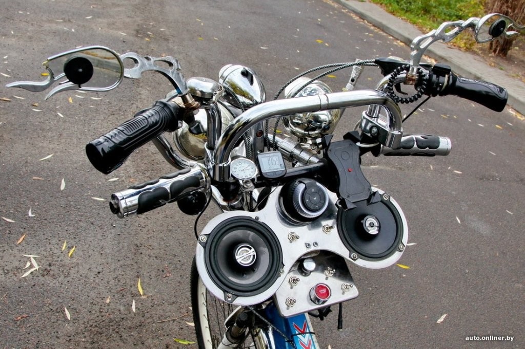 «Гудок, как у паровоза, и восемь фар». Житель Бреста смастерил необычный электровелосипед