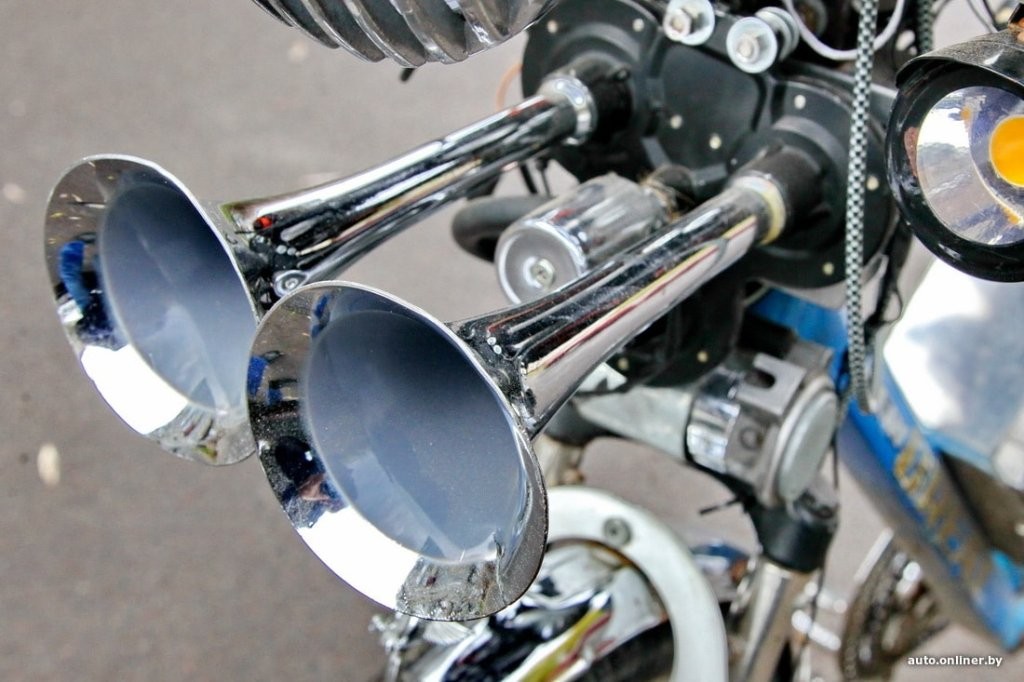 «Гудок, как у паровоза, и восемь фар». Житель Бреста смастерил необычный электровелосипед