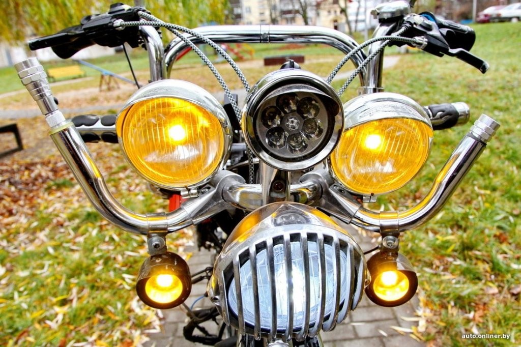 «Гудок, как у паровоза, и восемь фар». Житель Бреста смастерил необычный электровелосипед