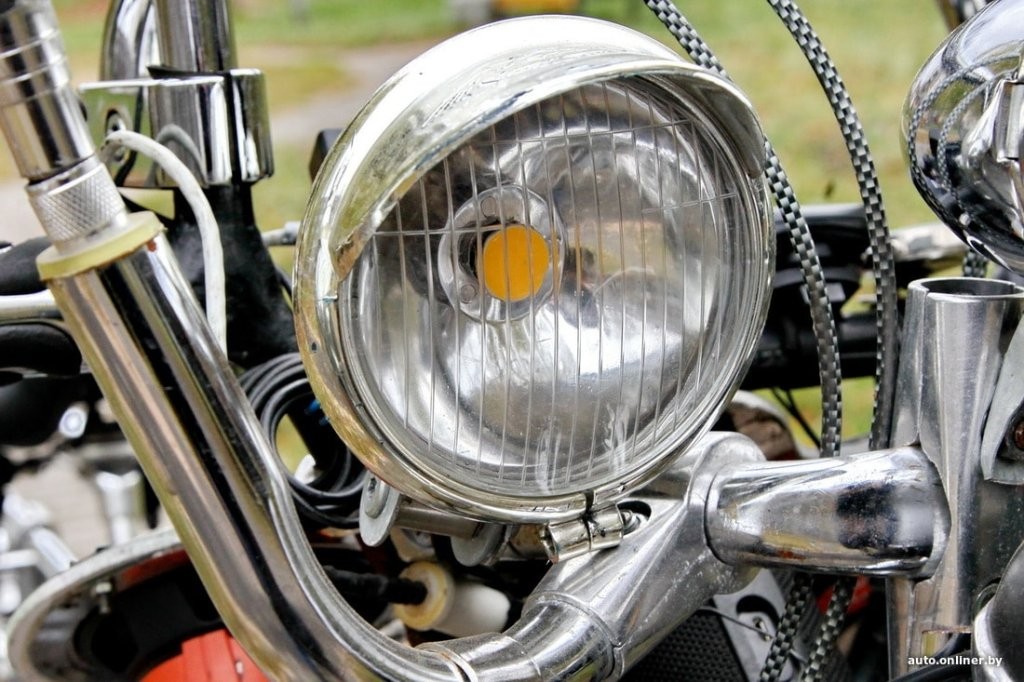 «Гудок, как у паровоза, и восемь фар». Житель Бреста смастерил необычный электровелосипед