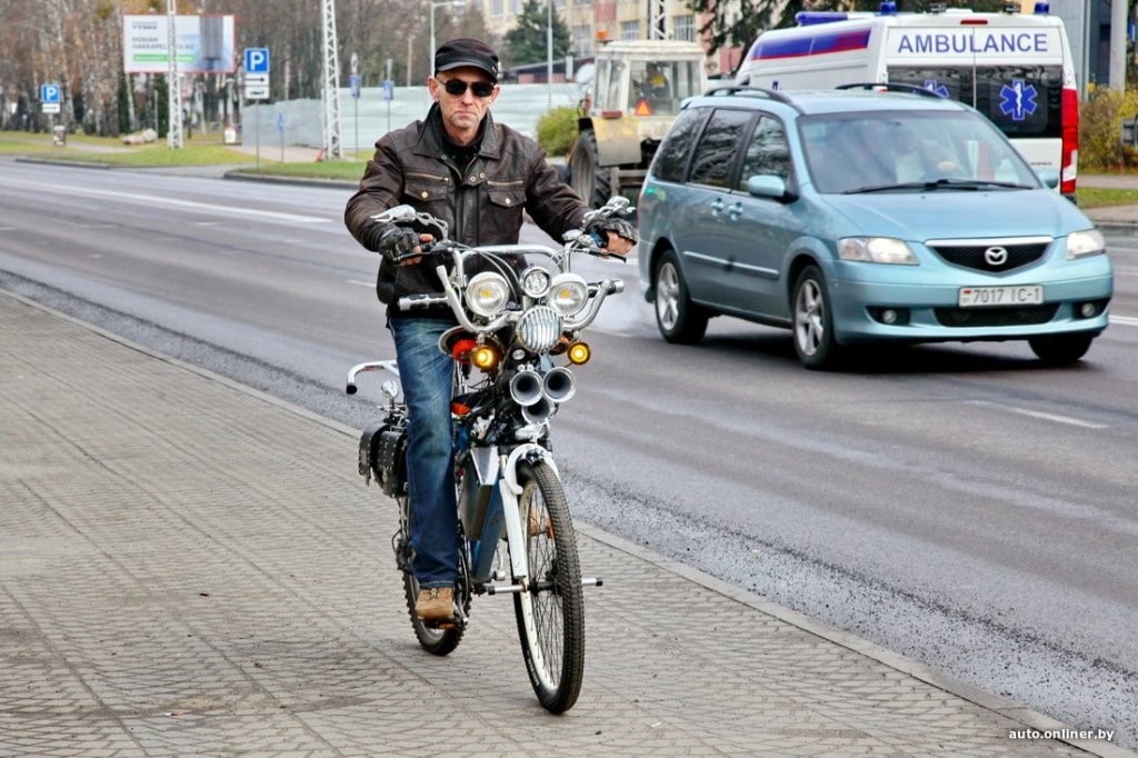 «Гудок, как у паровоза, и восемь фар». Житель Бреста смастерил необычный электровелосипед