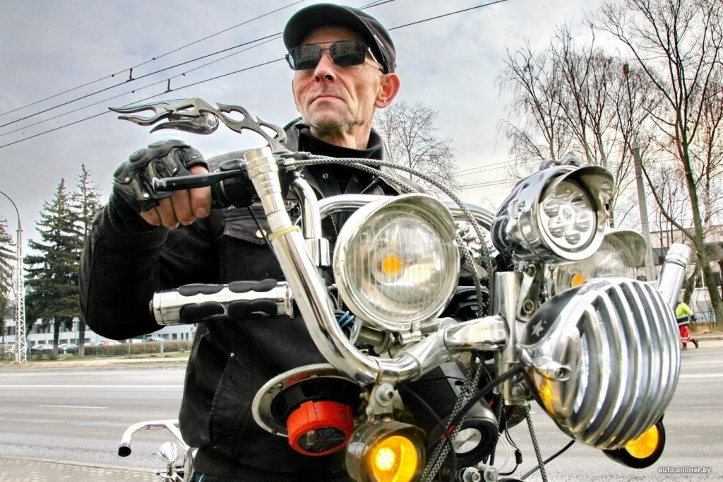 «Гудок, как у паровоза, и восемь фар». Житель Бреста смастерил необычный электровелосипед