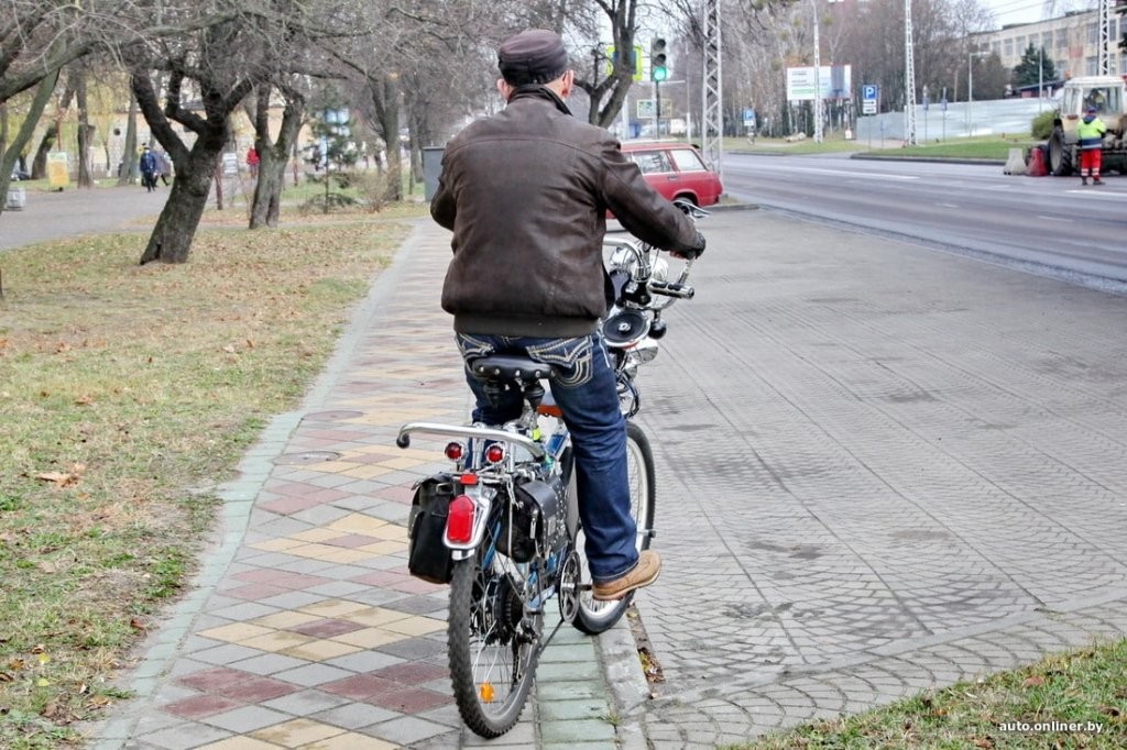 «Гудок, как у паровоза, и восемь фар». Житель Бреста смастерил необычный электровелосипед
