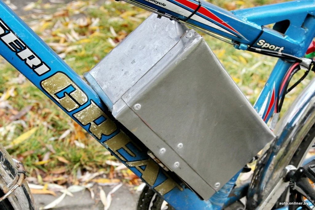 «Гудок, как у паровоза, и восемь фар». Житель Бреста смастерил необычный электровелосипед