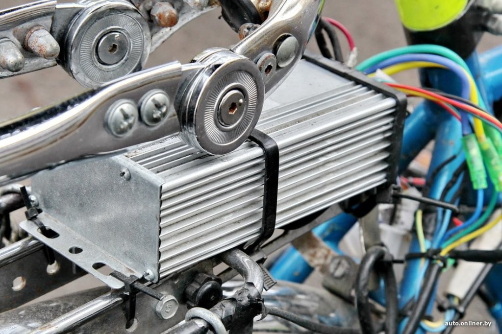 «Гудок, как у паровоза, и восемь фар». Житель Бреста смастерил необычный электровелосипед