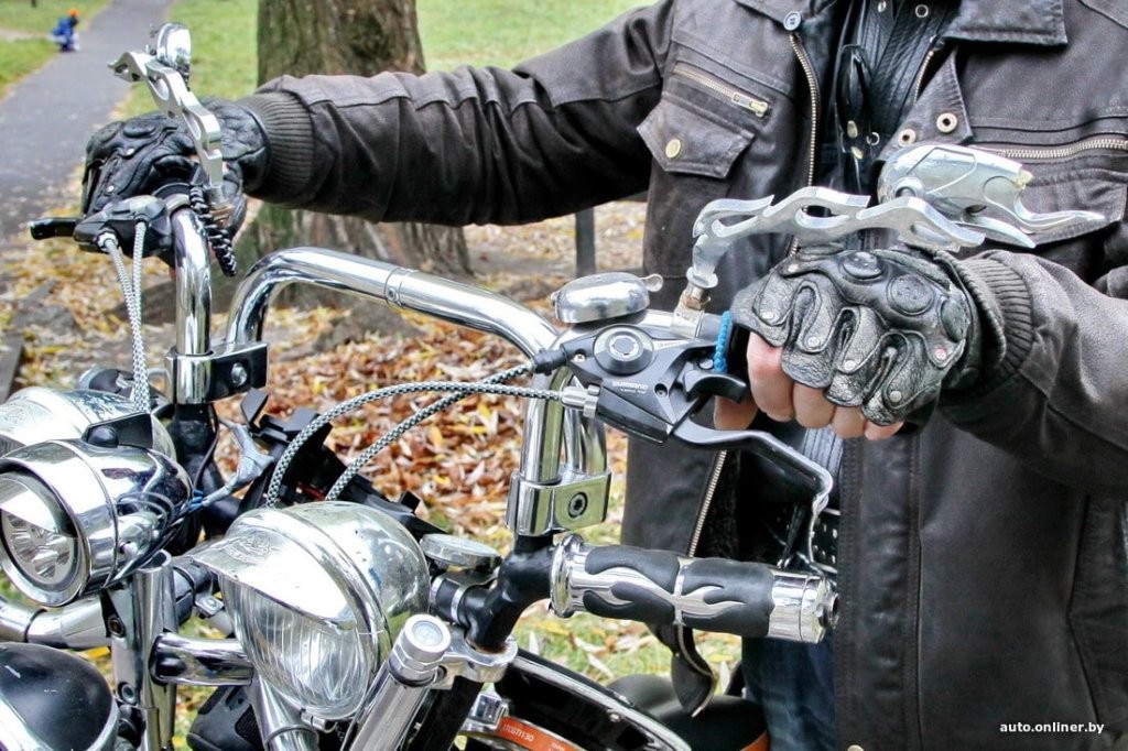 «Гудок, как у паровоза, и восемь фар». Житель Бреста смастерил необычный электровелосипед