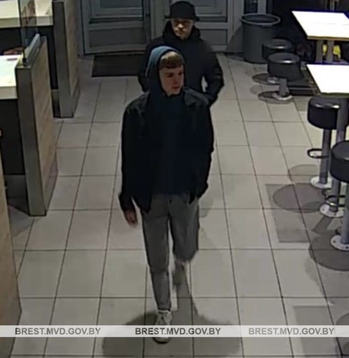 В Бресте милиция устанавливает личности молодых людей