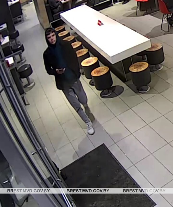 В Бресте милиция устанавливает личности молодых людей