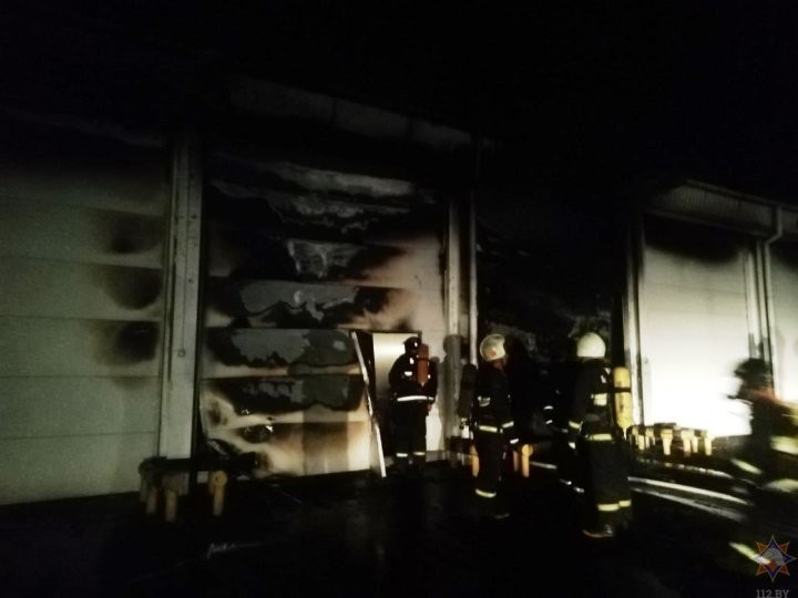 Спасатели ликвидировали пожар под Брестом, который произошел в гараже на территории птицефабрики
