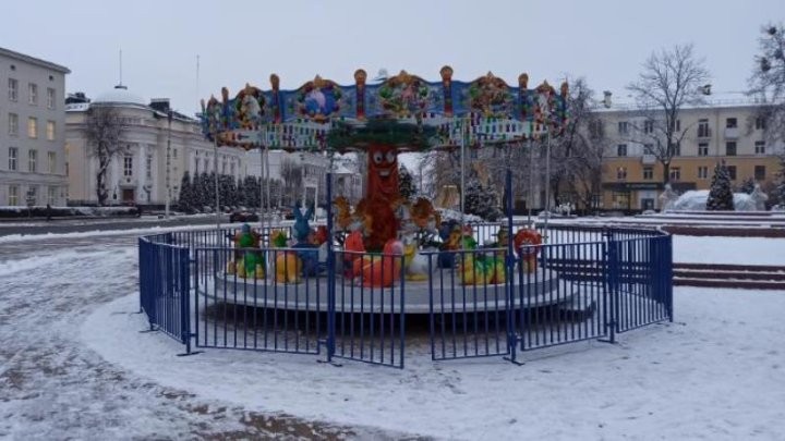 В Бресте на площади Ленина появился новогодний детский аттракцион