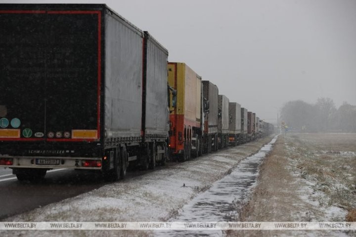 Длина очереди составляет более 25 км. Посмотрите, какая очередь на пункте пропуска «Козловичи»