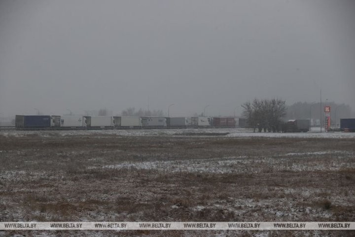 Длина очереди составляет более 25 км. Посмотрите, какая очередь на пункте пропуска «Козловичи»