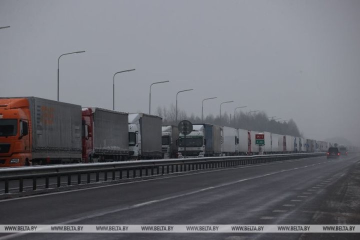 Длина очереди составляет более 25 км. Посмотрите, какая очередь на пункте пропуска «Козловичи»