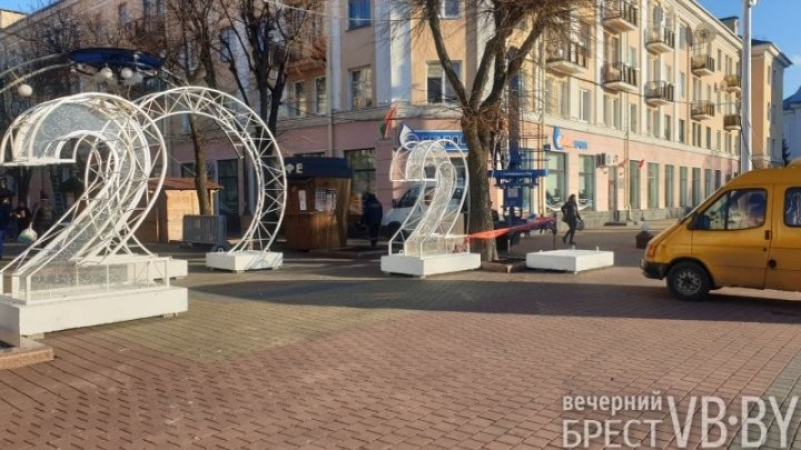 В Бресте площадь Ленина украшают к Новому году. Фоторепортаж
