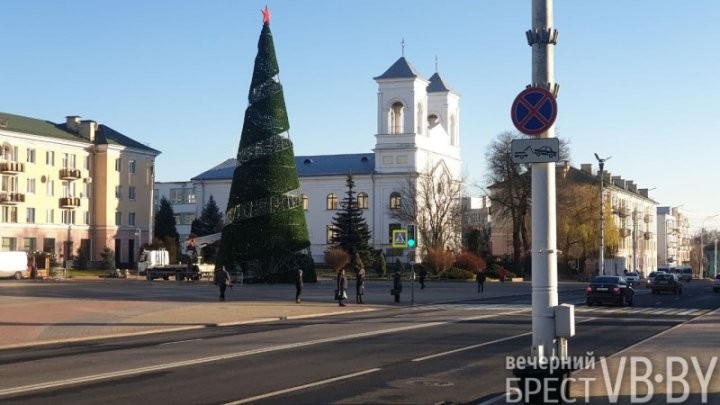 В Бресте площадь Ленина украшают к Новому году. Фоторепортаж