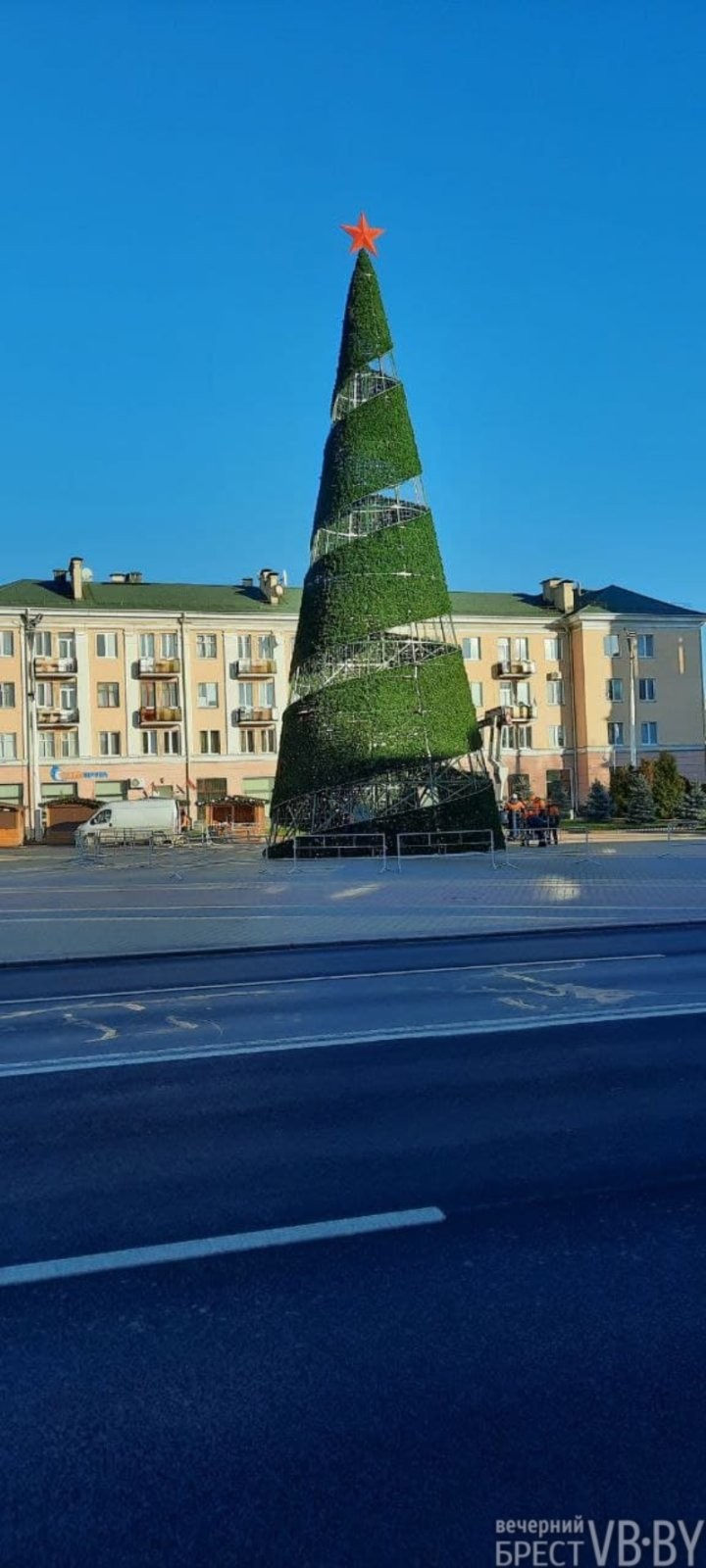 В Бресте площадь Ленина украшают к Новому году. Фоторепортаж