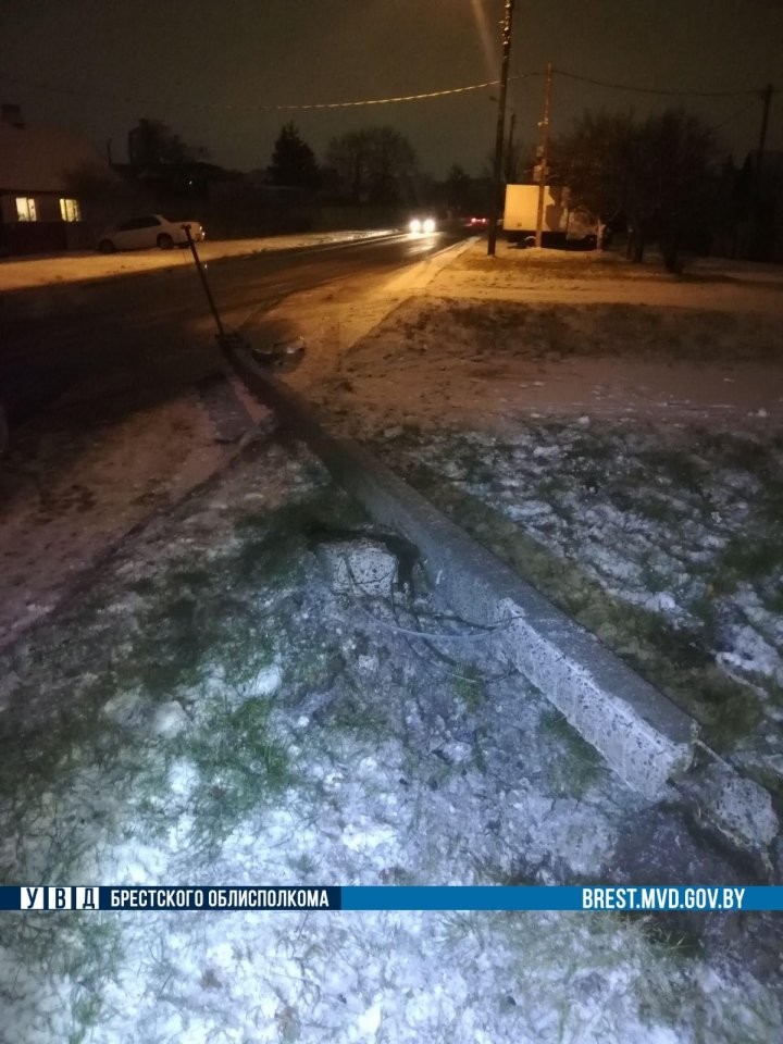В Бресте водитель не справился с управлением и совершил наезд на световую опору
