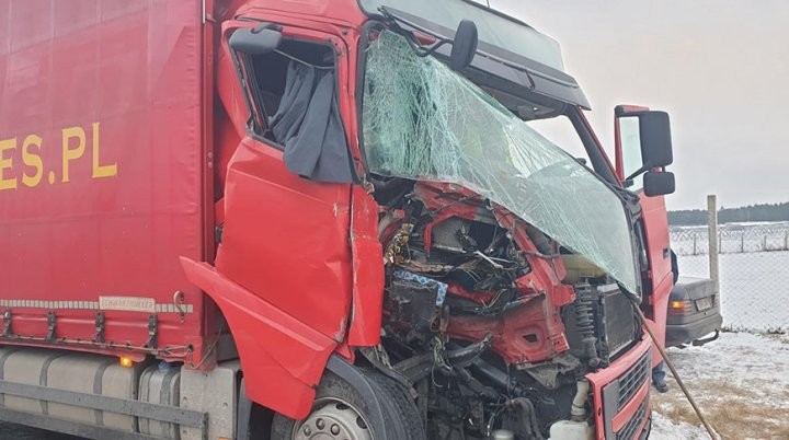 Грузовик столкнулся с автобусом на трассе М10 в Пинском районе